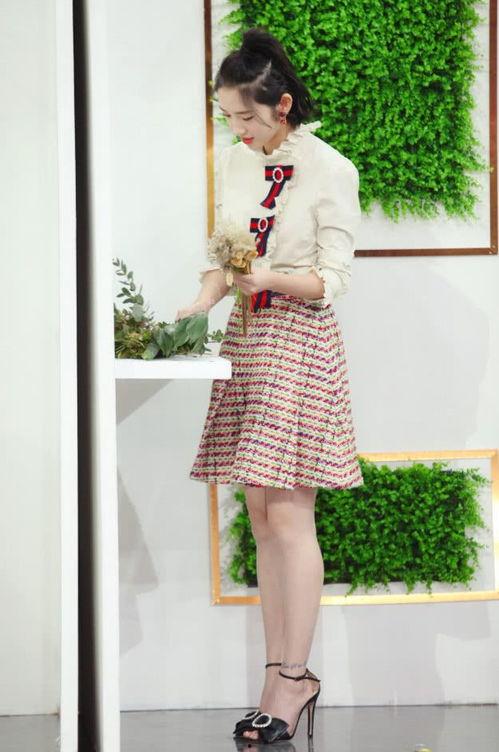 唐艺昕穿高跟鞋照片,优雅气质尽显